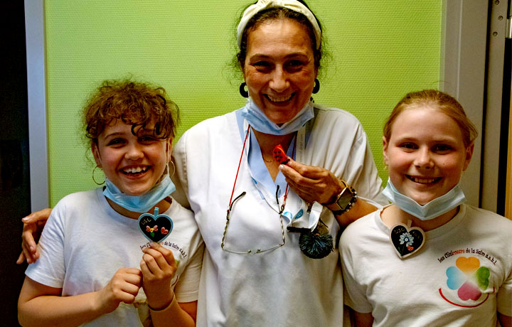 2 volunteers from the Clinijuniors service accompanied by a nurse during a visit to a hospital