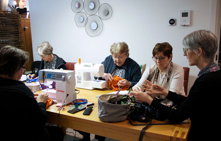 5 clinitalents from the ASBL Clinicoeurs around a sewing table