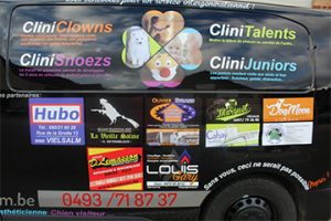 La camionnette noire des Clinicoeurs ornées des fifférents logos